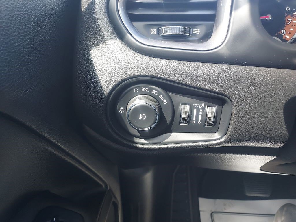 Used 2018 Jeep Renegade Limited w/ UConnect 8.4 Nav Group AWD/4WD image 20