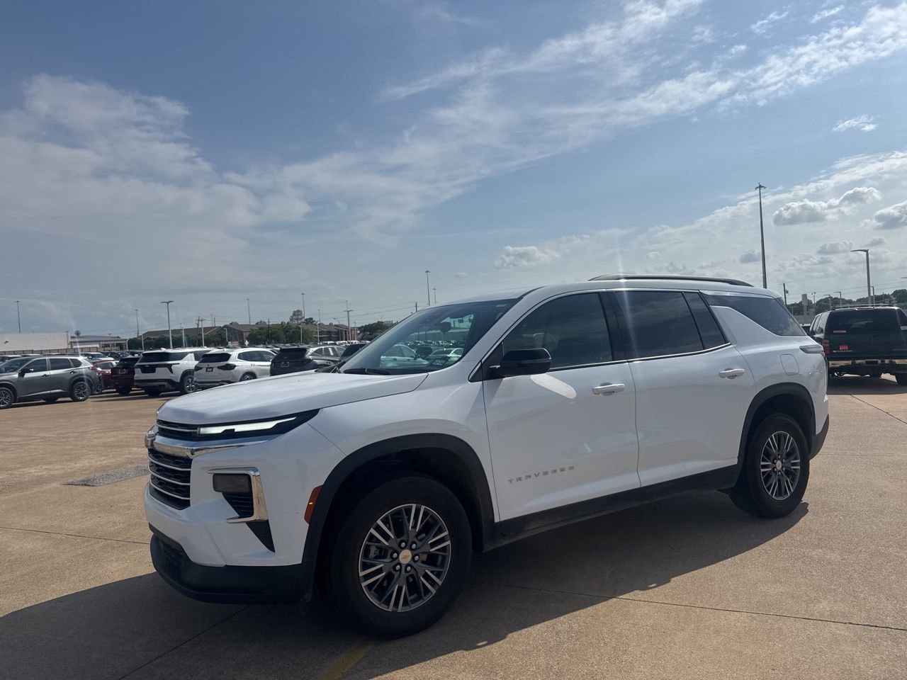 Used 2025 Chevrolet Traverse LT image 9