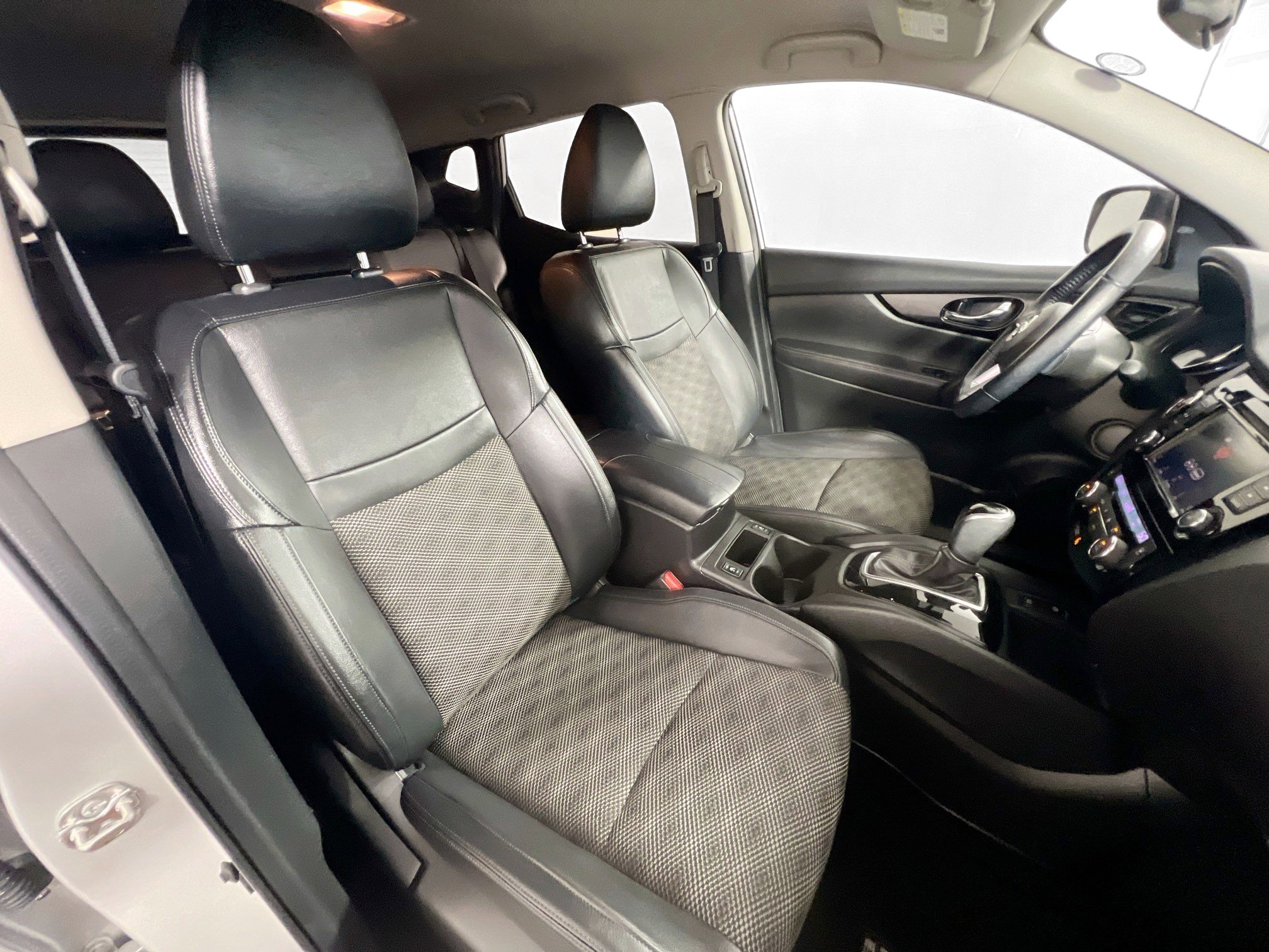 Used 2022 Nissan Rogue Sport SV w/ Technology Package image 31