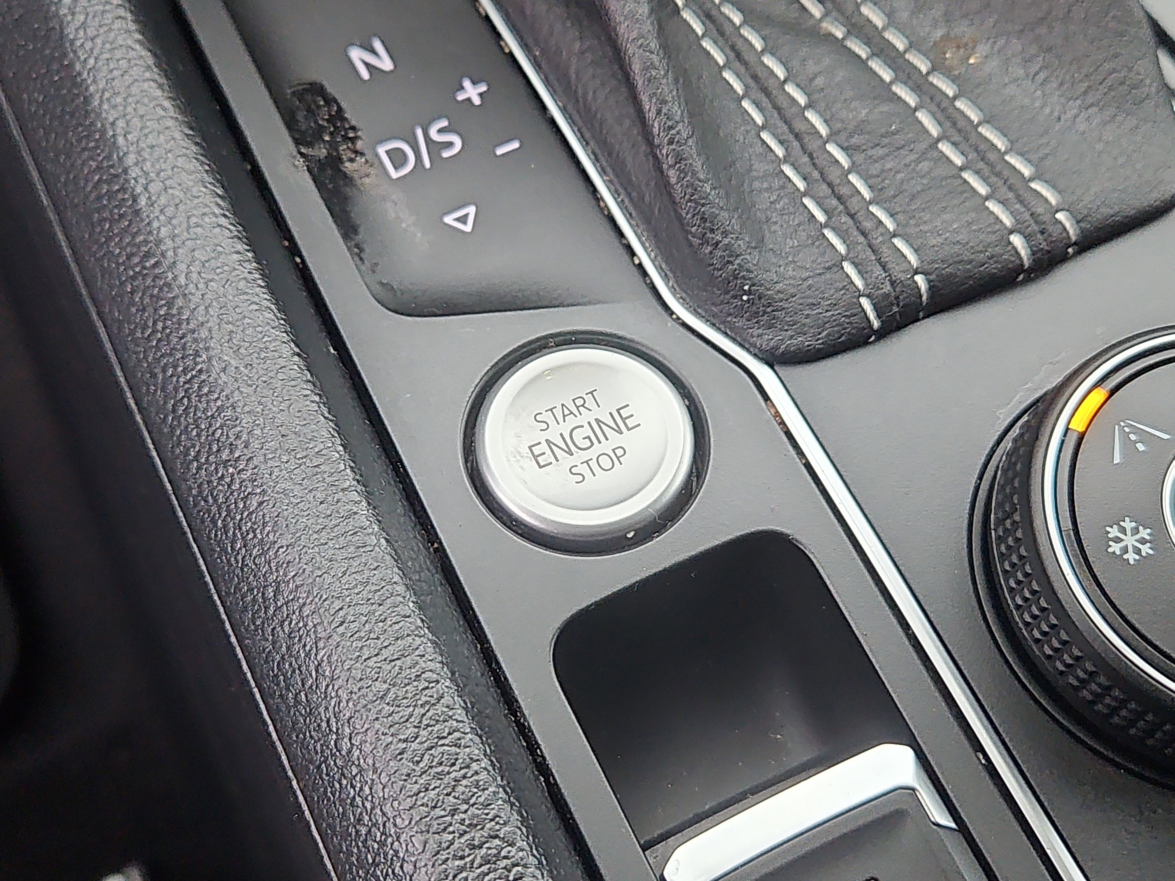 Certified 2022 Volkswagen Atlas SEL R-Line image 21