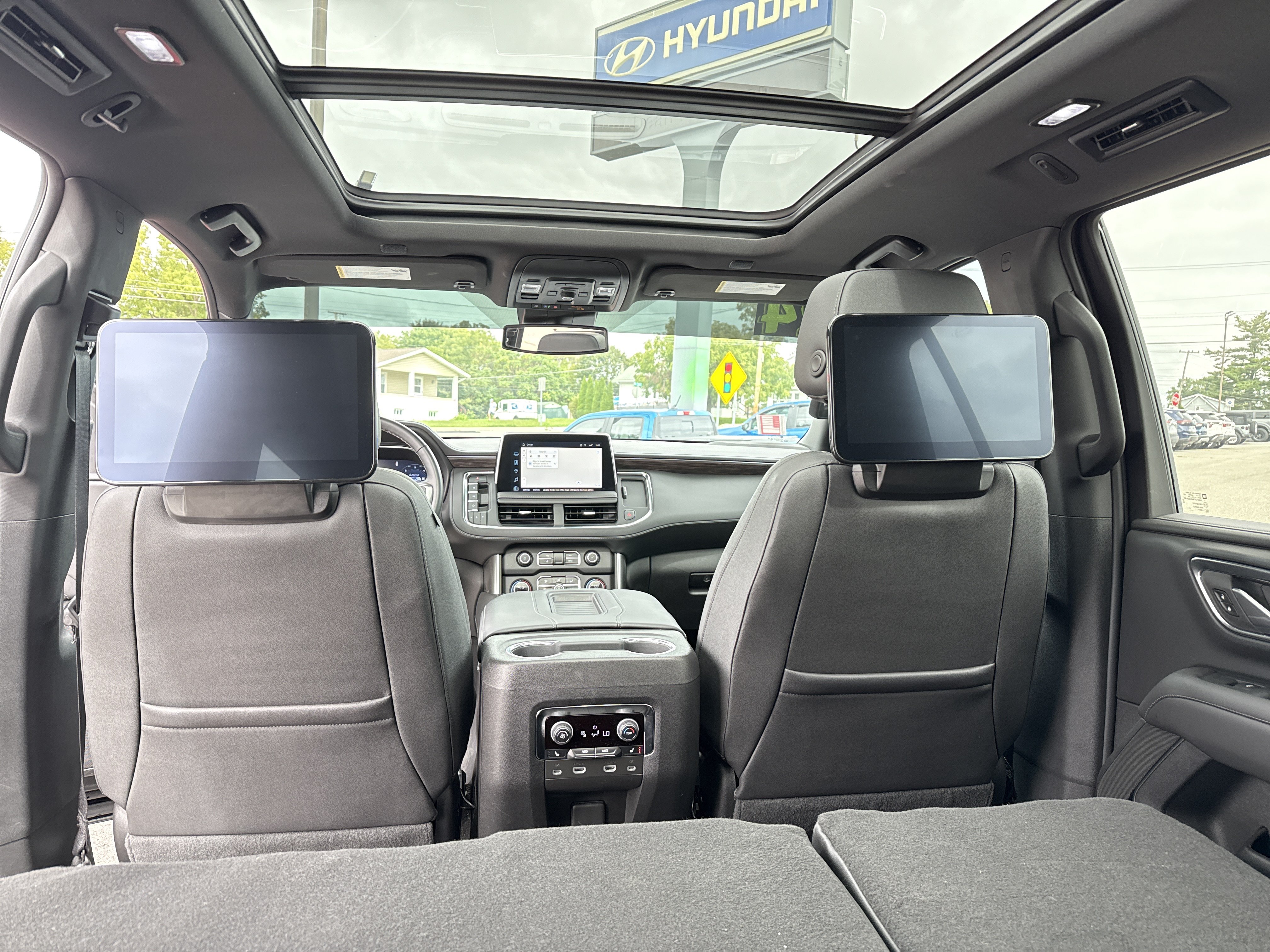 Used 2024 Chevrolet Tahoe Z71 w/ Luxury Package AWD/4WD image 31