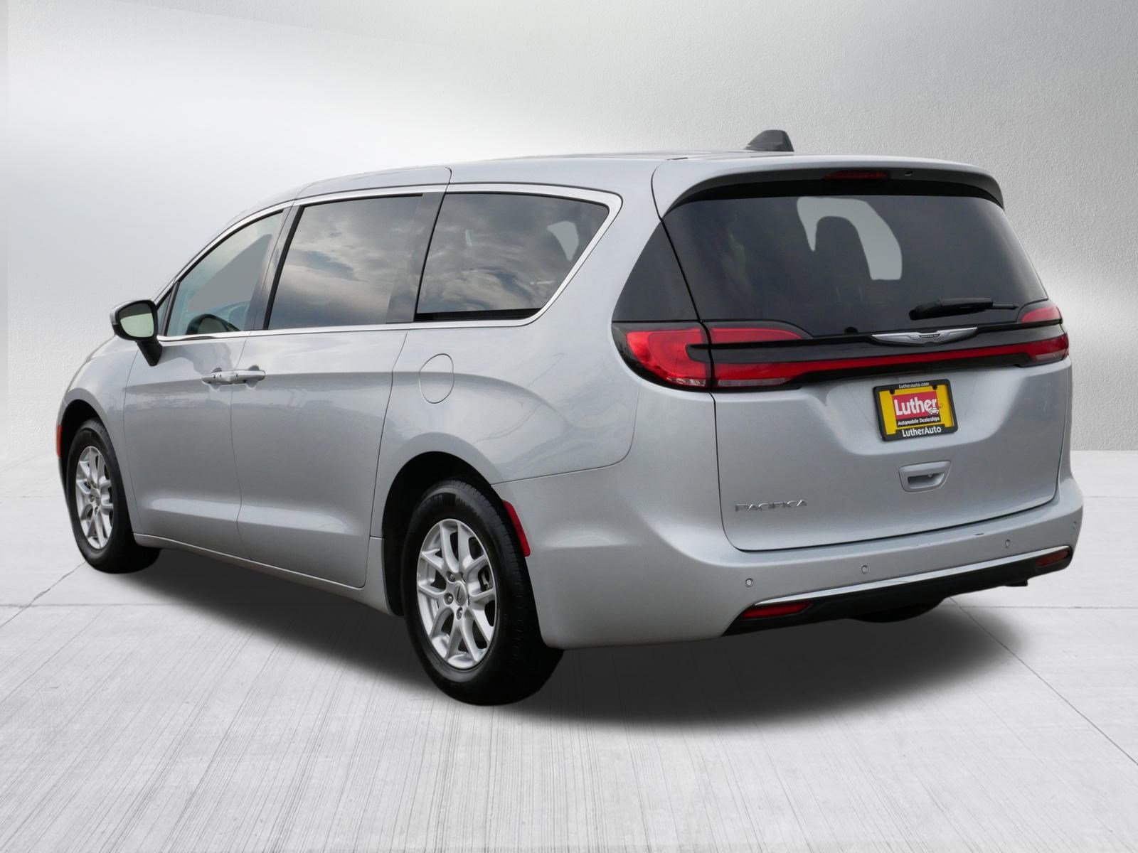 Used 2023 Chrysler Pacifica Touring-L image 5