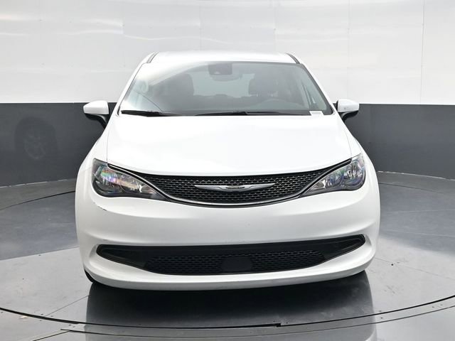 Used 2023 Chrysler Voyager LX image 8