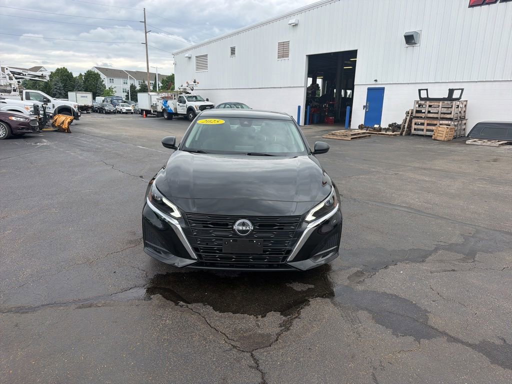 Used 2025 Nissan Altima 2.5 SV FWD image 2