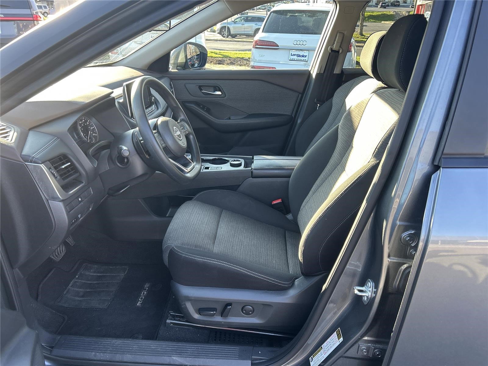 Used 2023 Nissan Rogue SV image 10