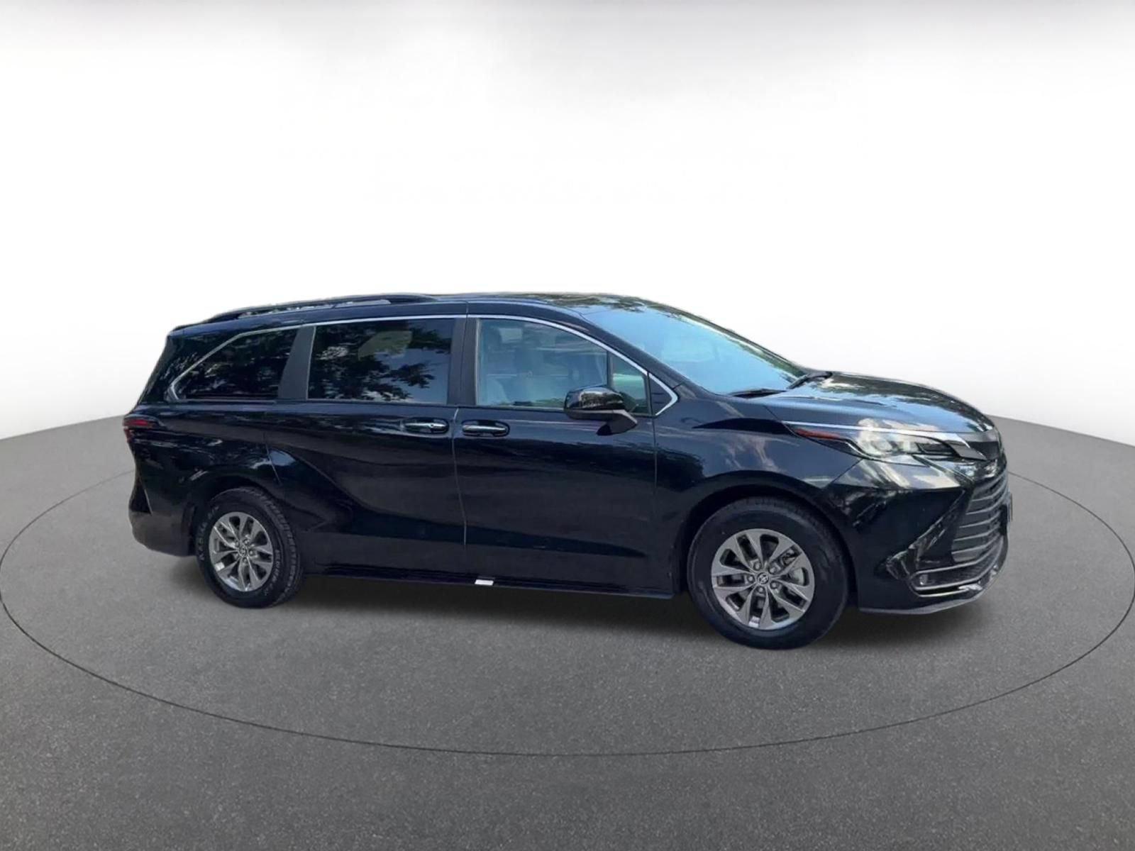 Used 2025 Toyota Sienna XLE FWD image 2