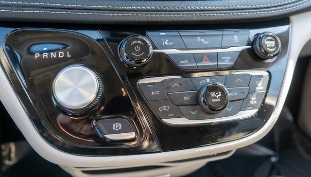 Used 2023 Chrysler Pacifica Touring-L w/ Uconnect Theater Family Group image 30