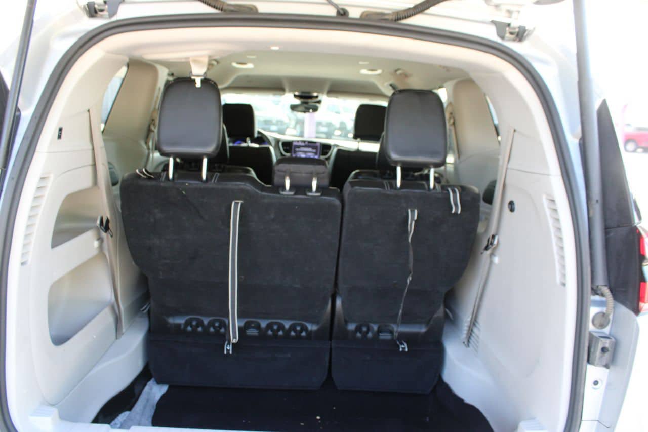 Used 2024 Chrysler Pacifica Touring-L FWD image 5
