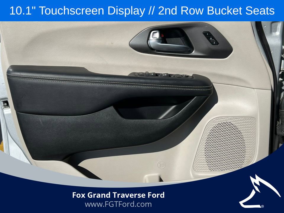 Used 2024 Chrysler Pacifica Touring-L image 14