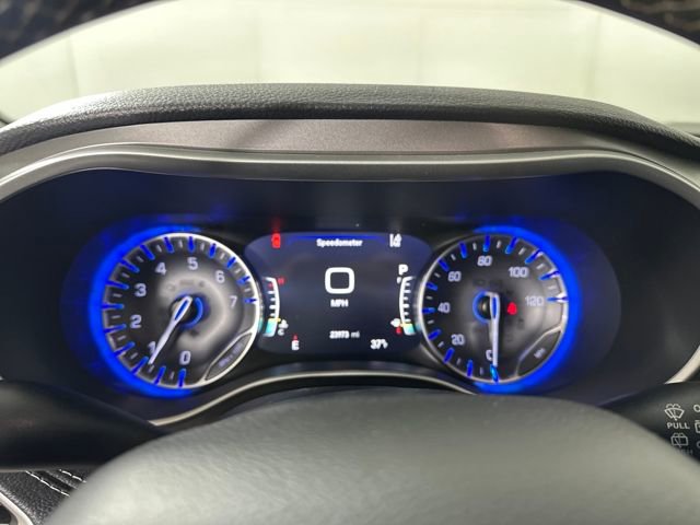 Used 2022 Chrysler Pacifica Touring-L image 17