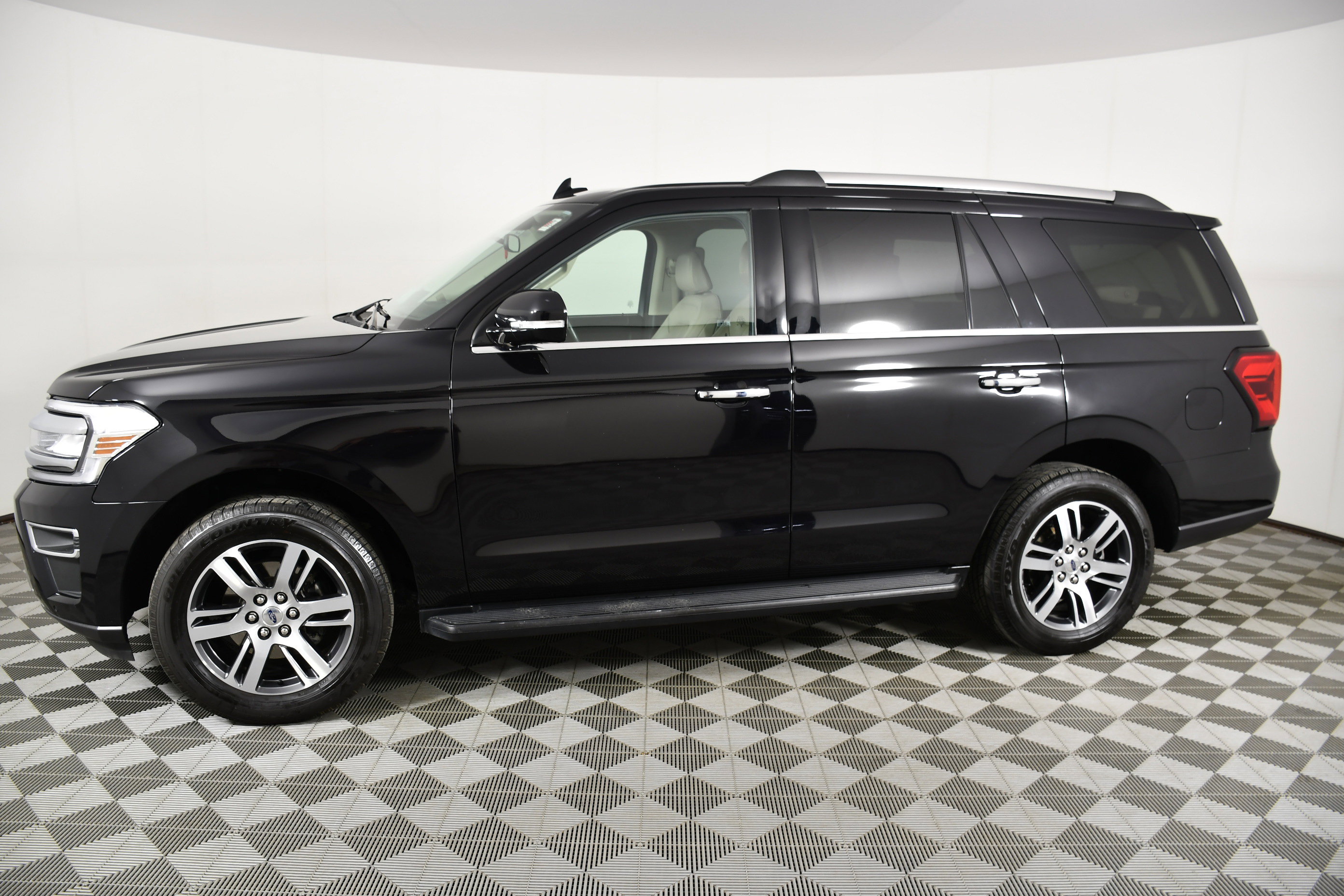 Used 2024 Ford Expedition Limited image 8