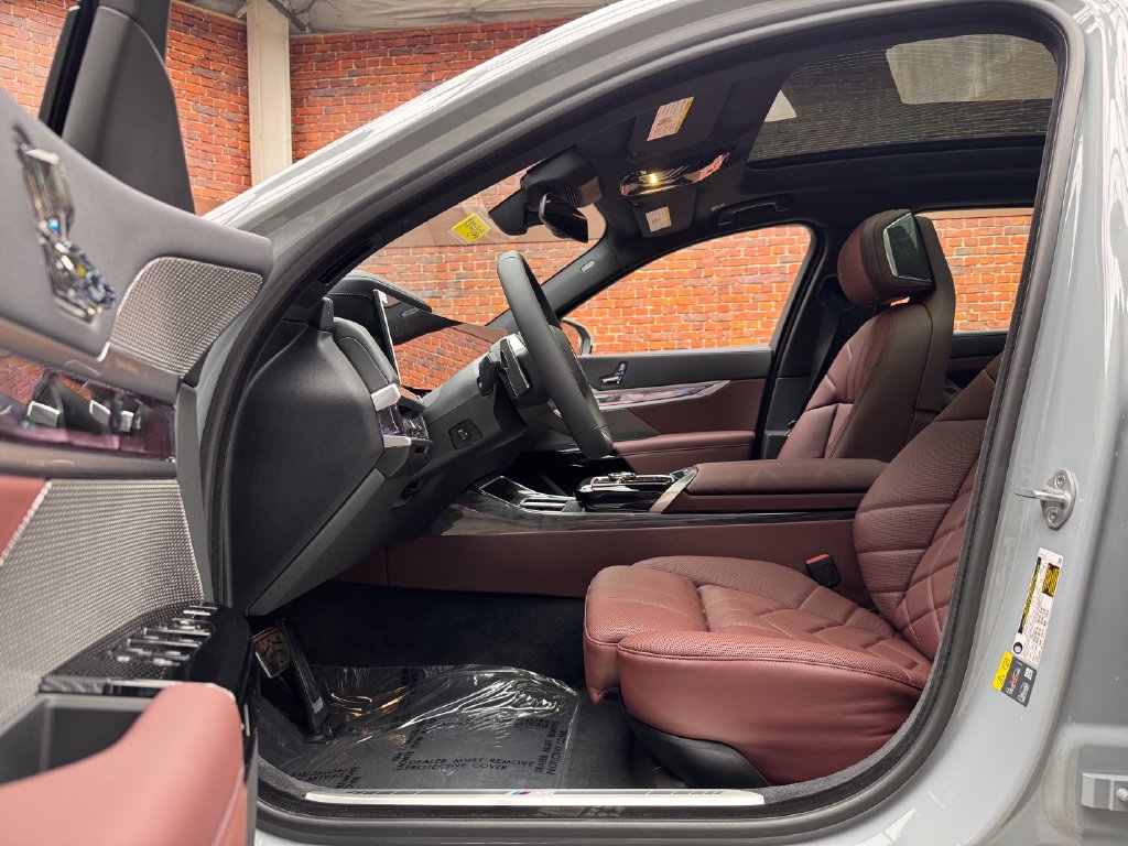 New 2026 BMW 750e xDrive AWD/4WD image 21