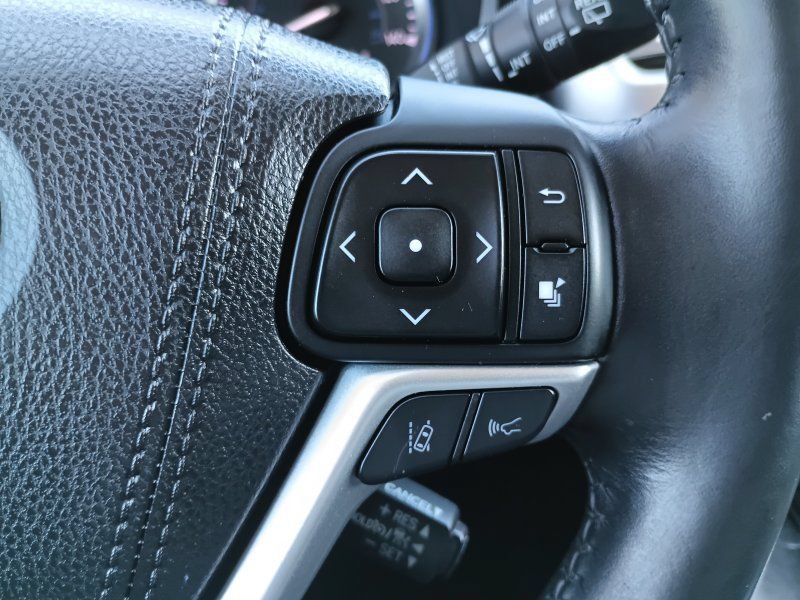 Used 2018 Toyota Highlander Limited AWD/4WD image 17