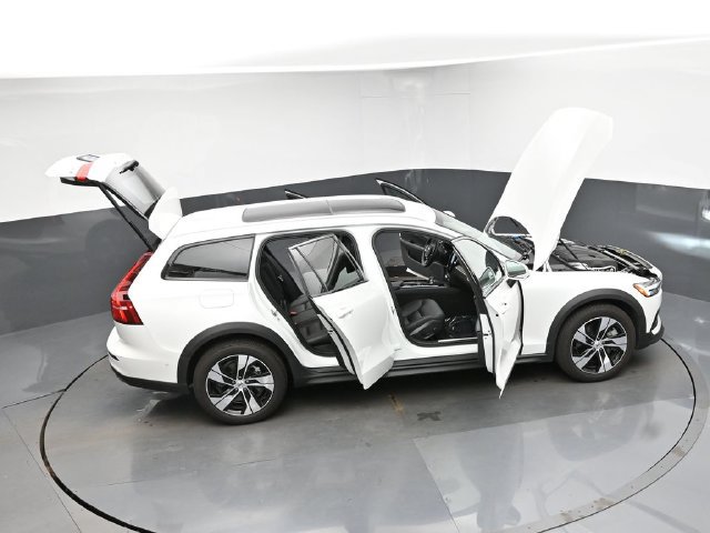 Used 2025 Volvo V60 B5 Cross Country Plus AWD/4WD image 46