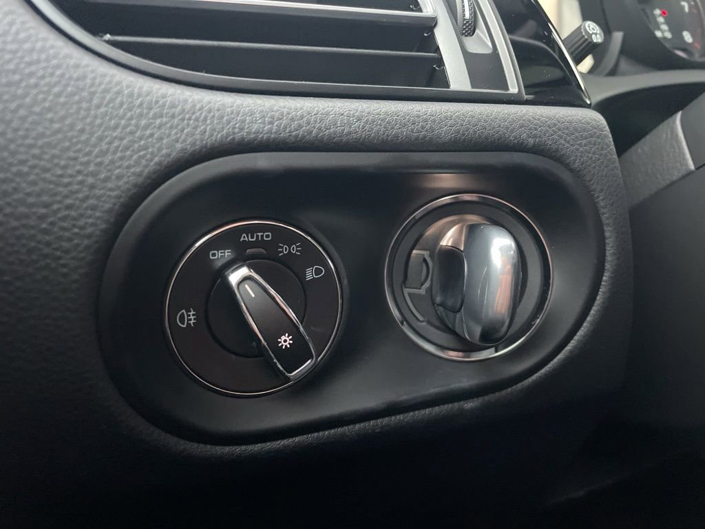 Certified 2025 Porsche Macan image 34