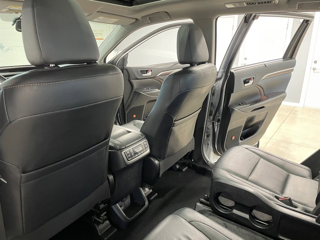 Used 2016 Toyota Highlander Limited Platinum image 13