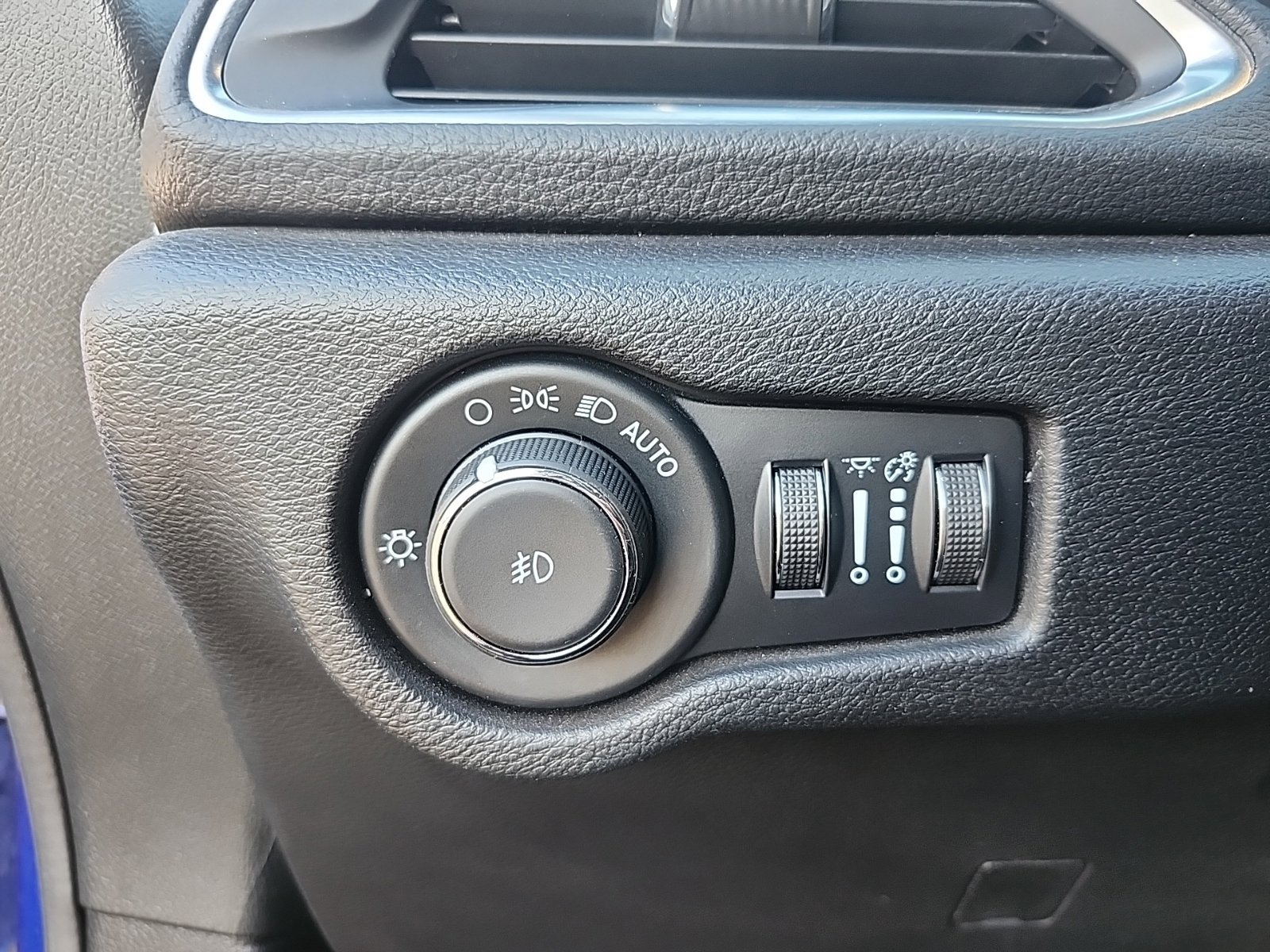 Used 2021 Chrysler Pacifica Limited w/ Uconnect Theater Family Group FWD image 17