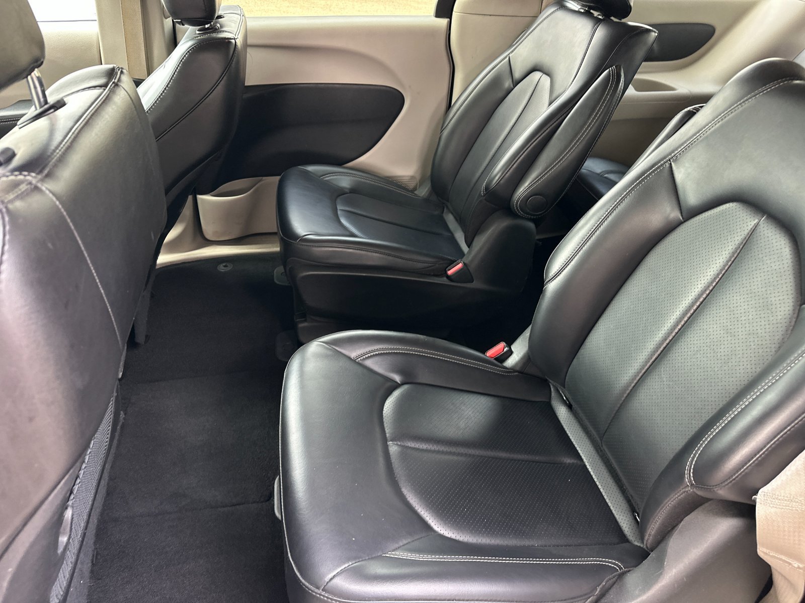 Used 2023 Chrysler Pacifica Touring-L FWD image 12