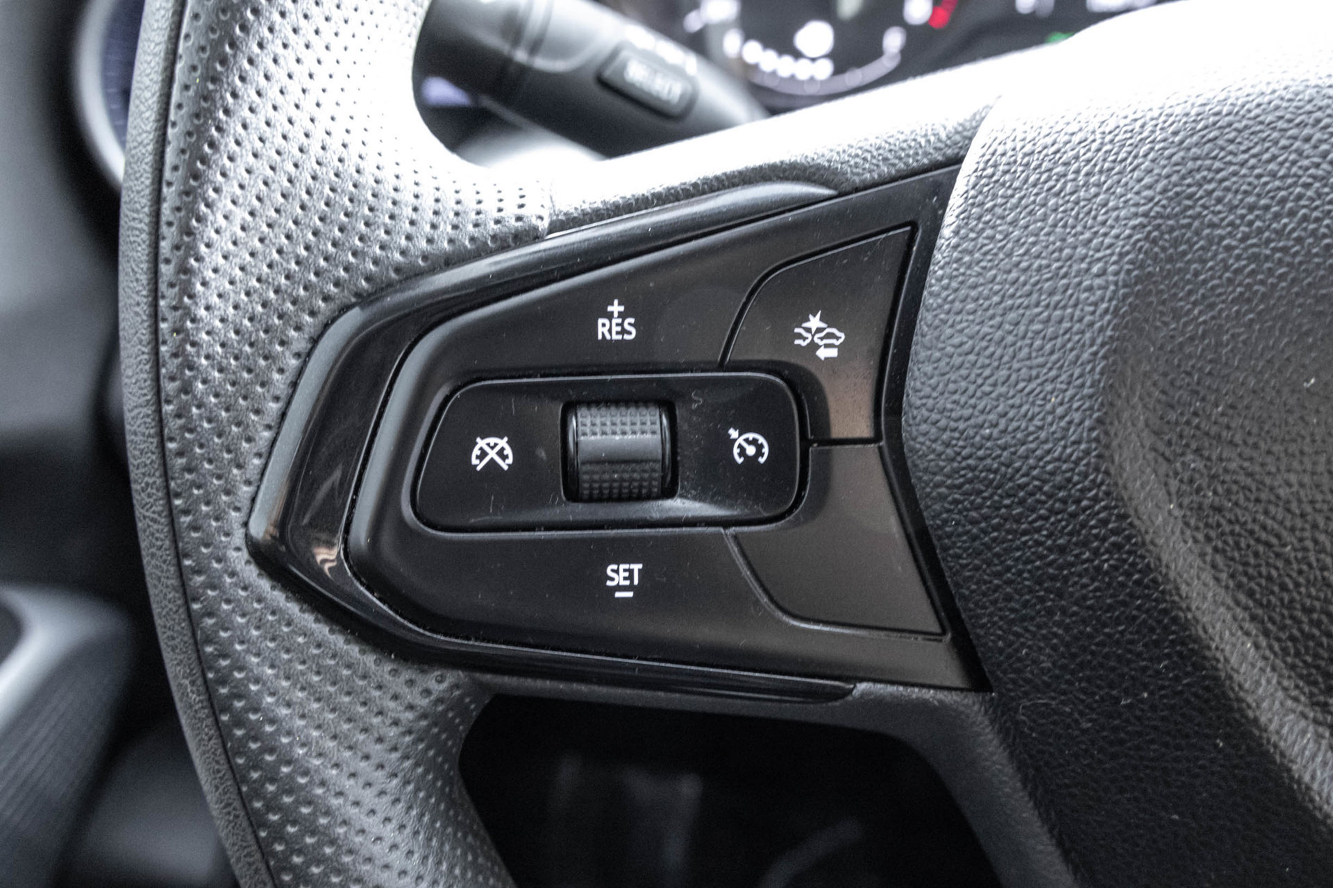 Used 2025 Chevrolet Trax LS w/ LS Convenience Package FWD image 24