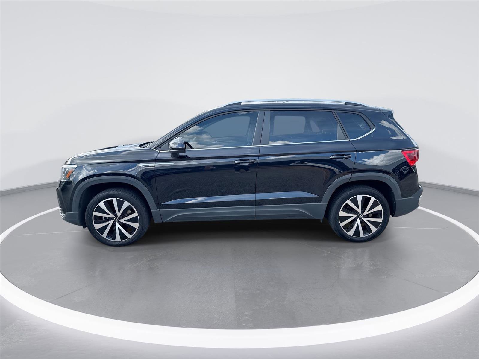 Used 2022 Volkswagen Taos SE FWD image 5
