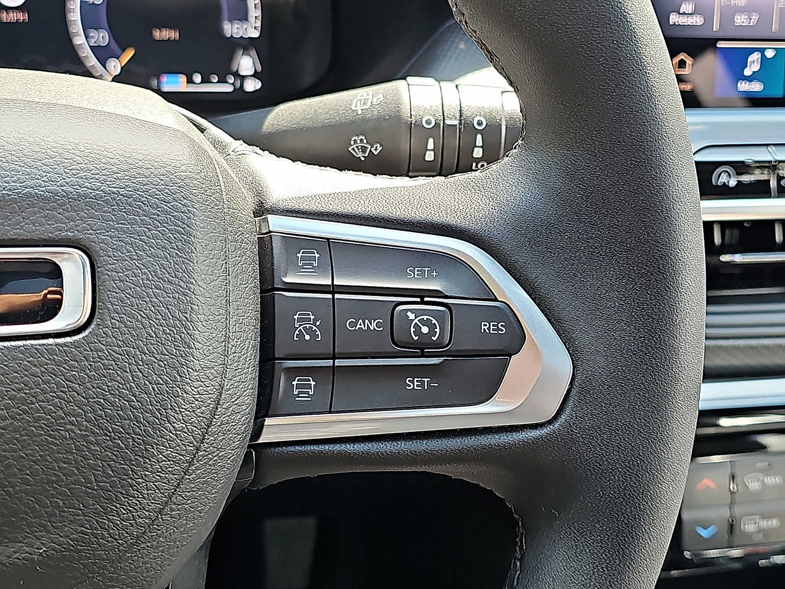 Used 2025 Jeep Compass Limited w/ High Altitude Package AWD/4WD image 24