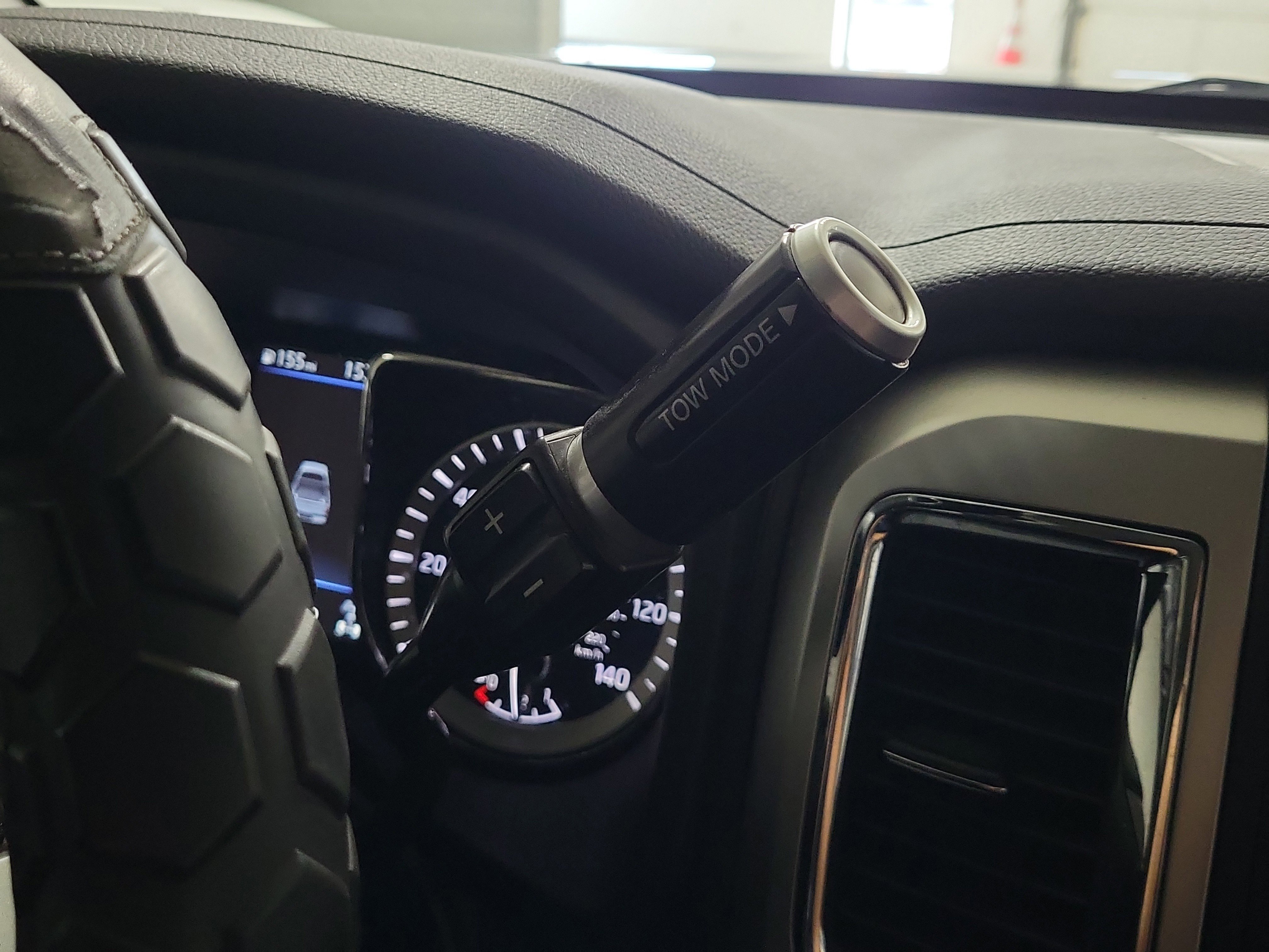 Used 2019 Nissan Titan SV image 34