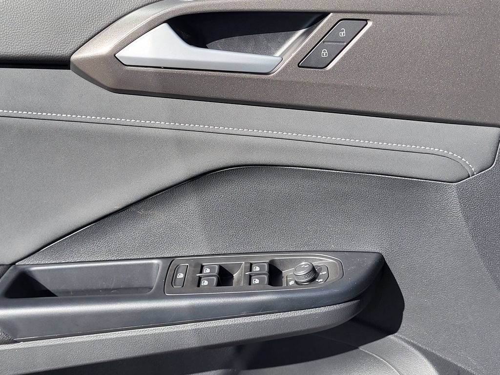 New 2026 Volkswagen Taos SE AWD/4WD image 8