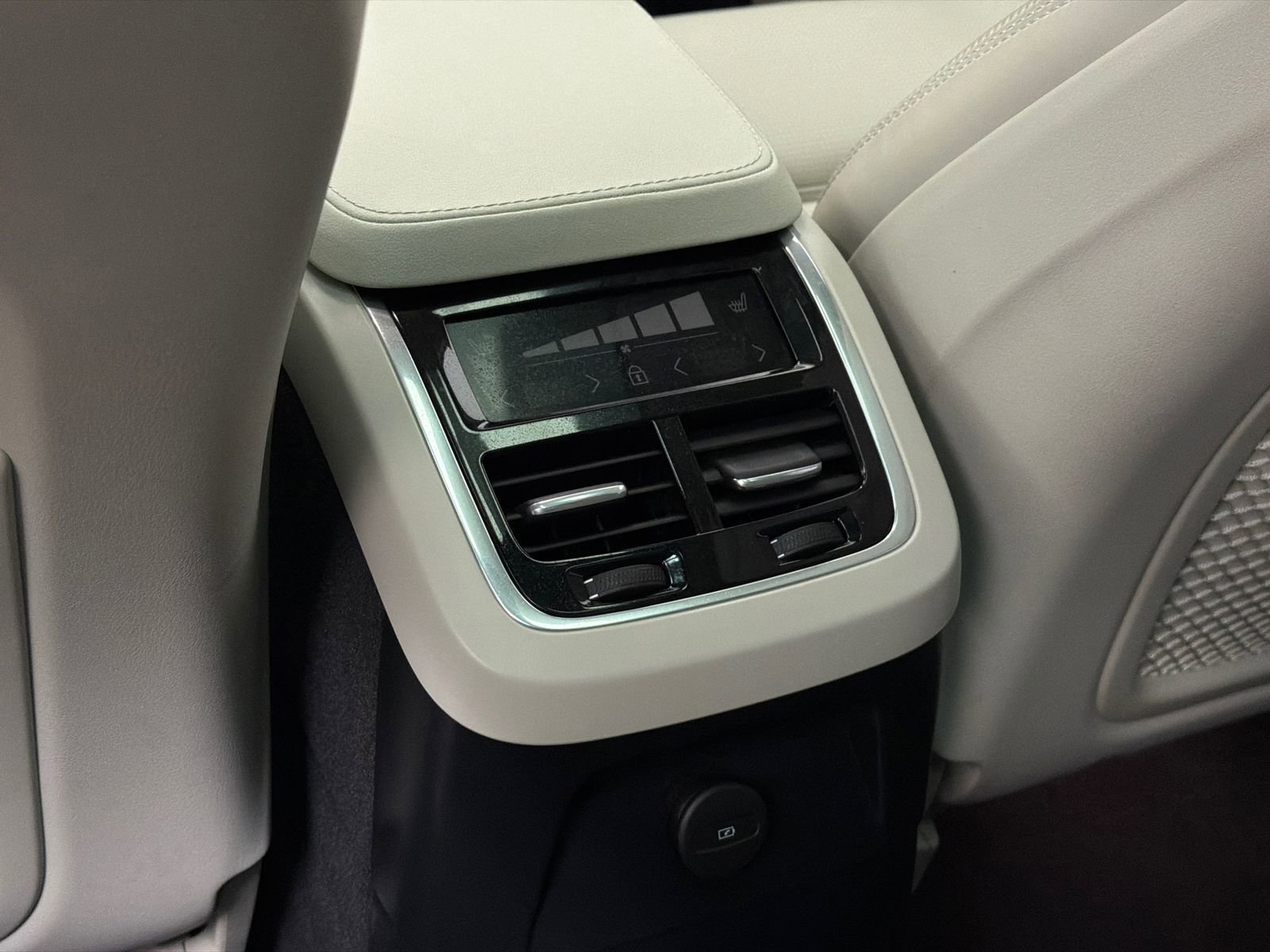 Used 2024 Volvo XC90 T8 Ultimate w/ Lounge Package image 19