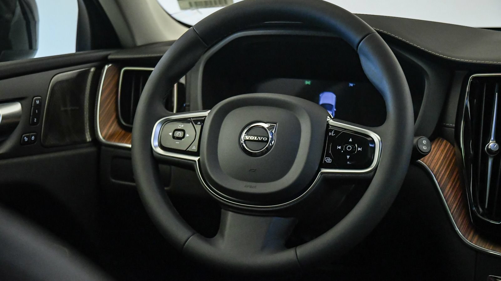 Certified 2023 Volvo XC60 B5 Ultimate w/ Climate Package FWD image 13