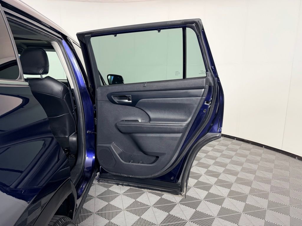 Used 2021 Toyota Highlander XLE image 30