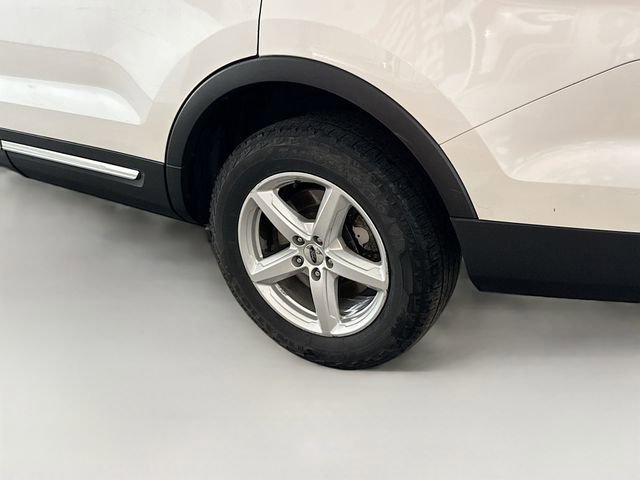 Used 2017 Ford Explorer XLT w/ Equipment Group 202A AWD/4WD image 33