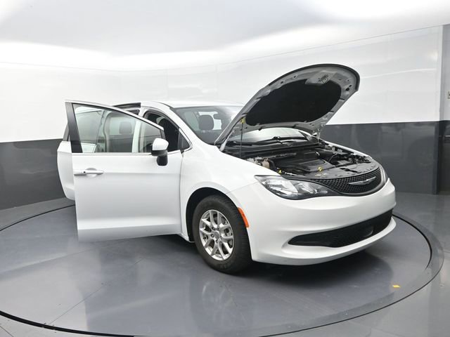 Used 2023 Chrysler Voyager LX image 39