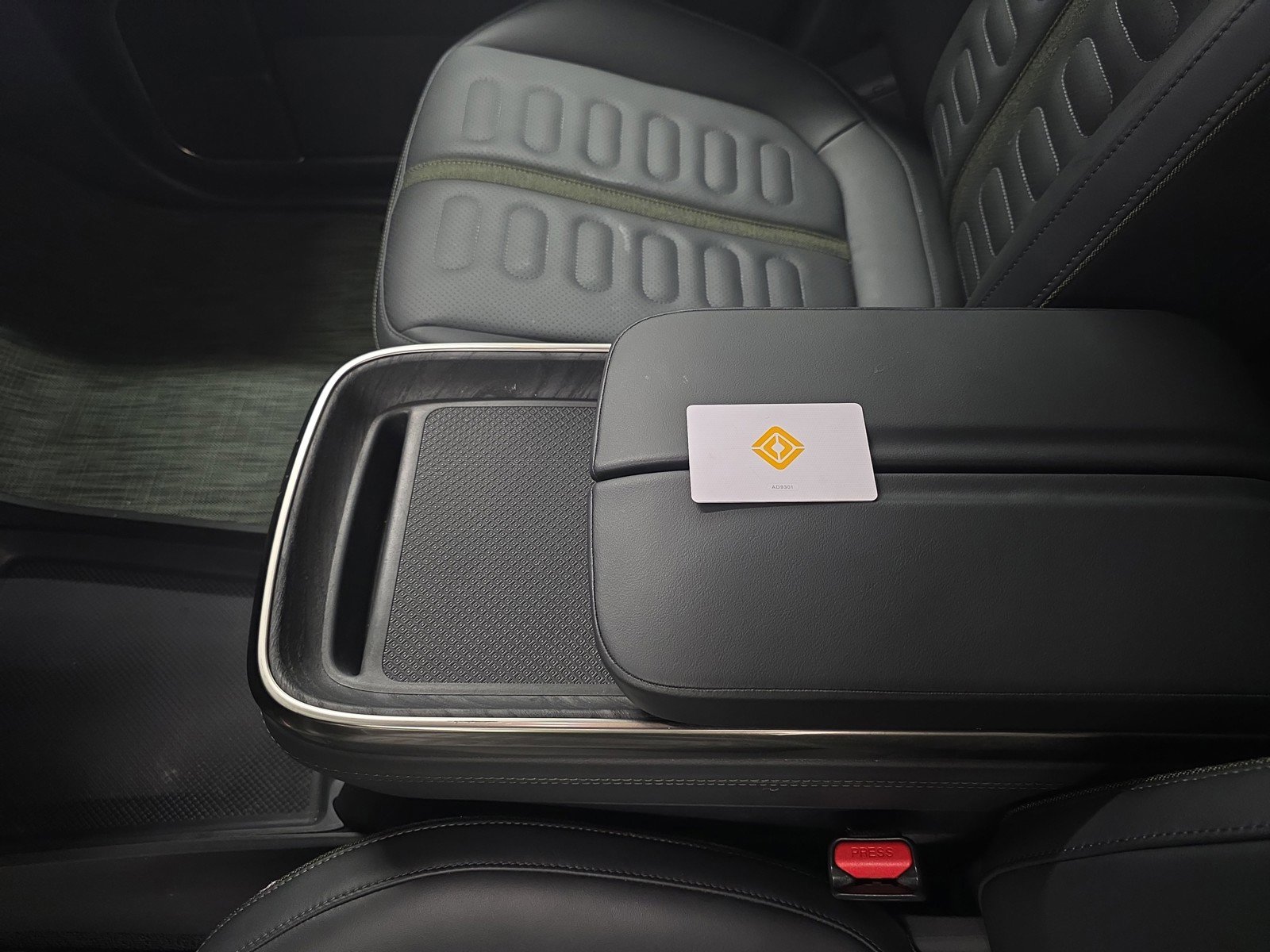 Used 2023 Rivian R1S Adventure AWD/4WD image 31