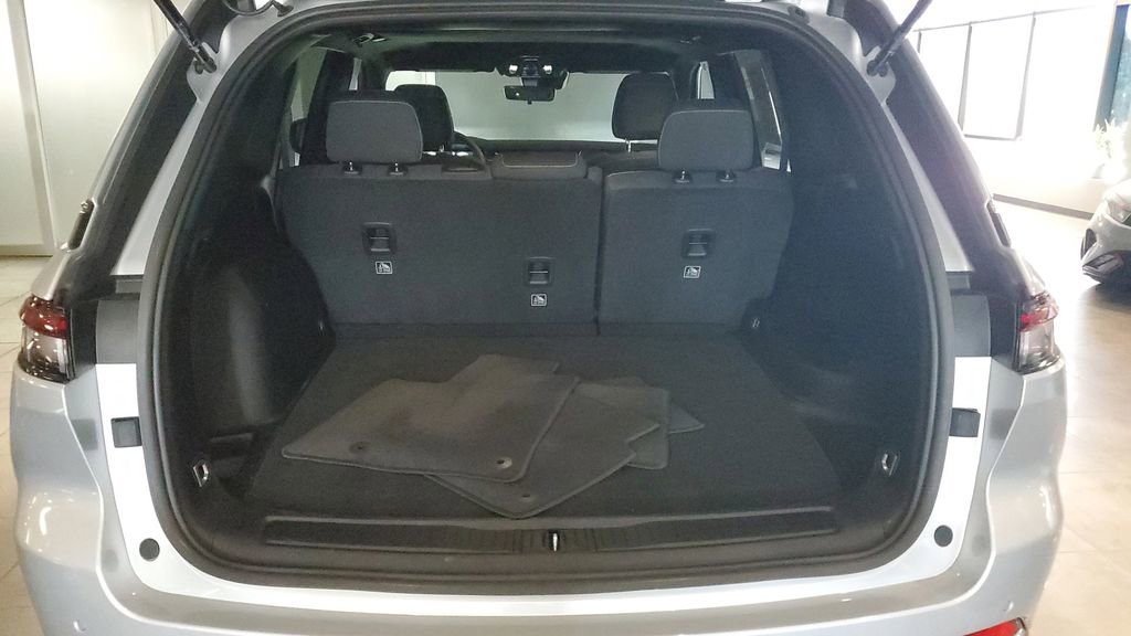 Used 2025 Jeep Grand Cherokee Laredo X image 10