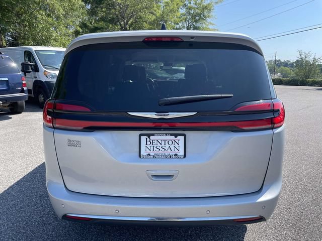 Used 2024 Chrysler Pacifica Touring-L FWD image 4