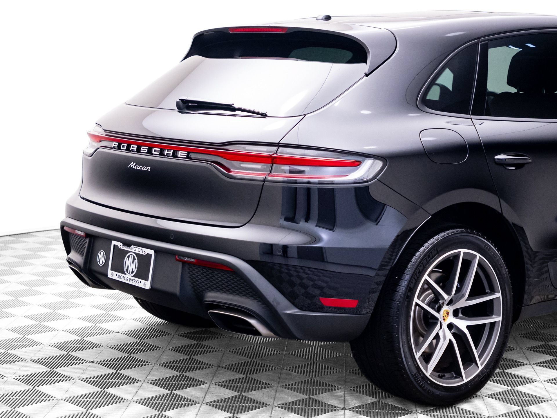 Certified 2025 Porsche Macan AWD/4WD image 32