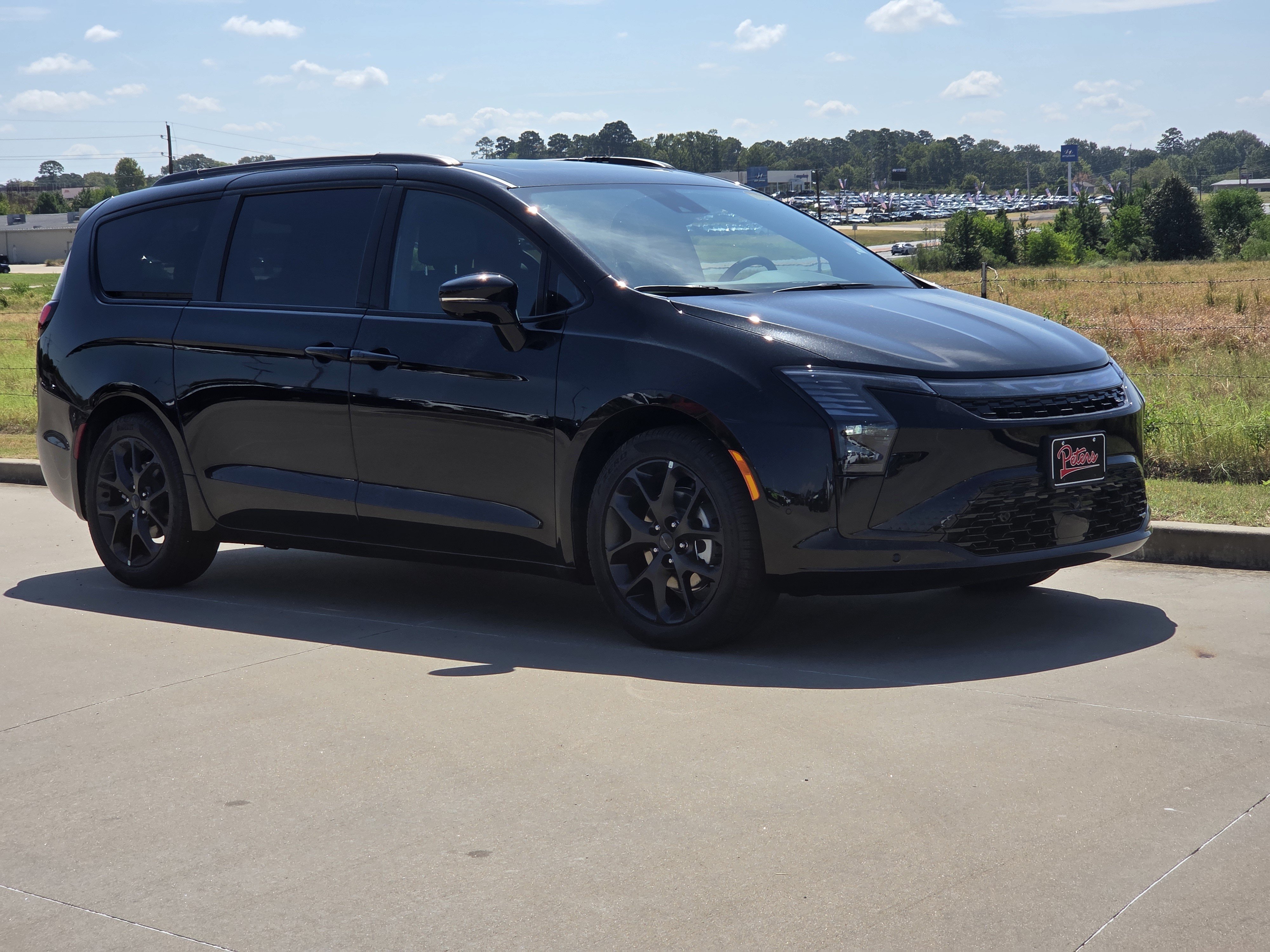 New 2027 Chrysler Pacifica Limited w/ Trailer Tow Group FWD image 1
