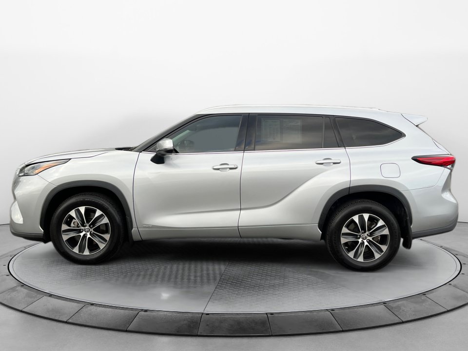 Used 2022 Toyota Highlander XLE AWD/4WD image 4
