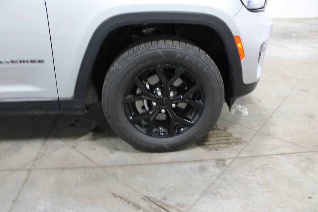 Used 2024 Jeep Grand Cherokee Altitude AWD/4WD image 39