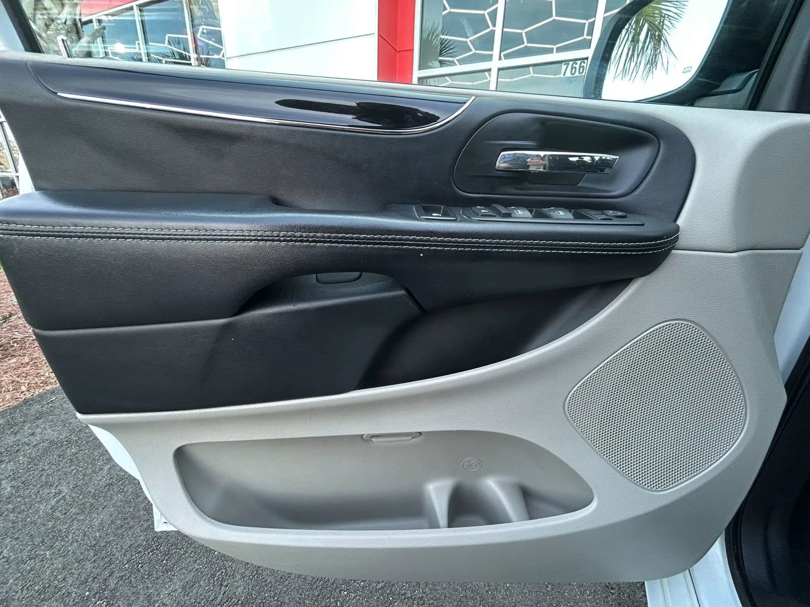 Used 2016 Dodge Grand Caravan SE image 18