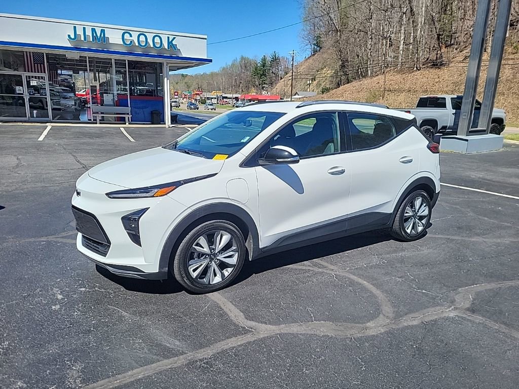 Used 2022 Chevrolet Bolt EUV LT w/ Convenience Package image 2