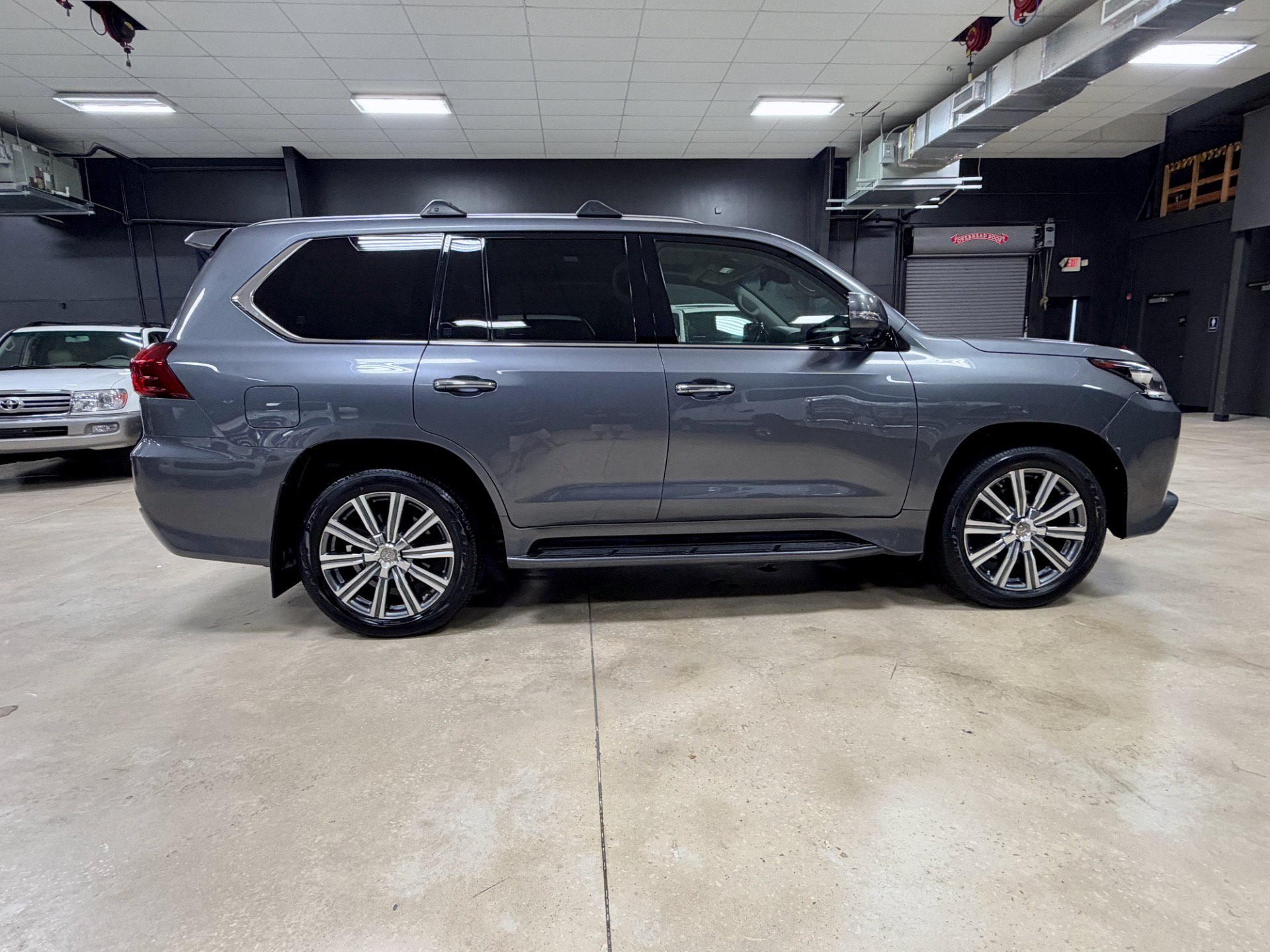 Used 2017 Lexus LX 570 4WD w/ Luxury Package image 4