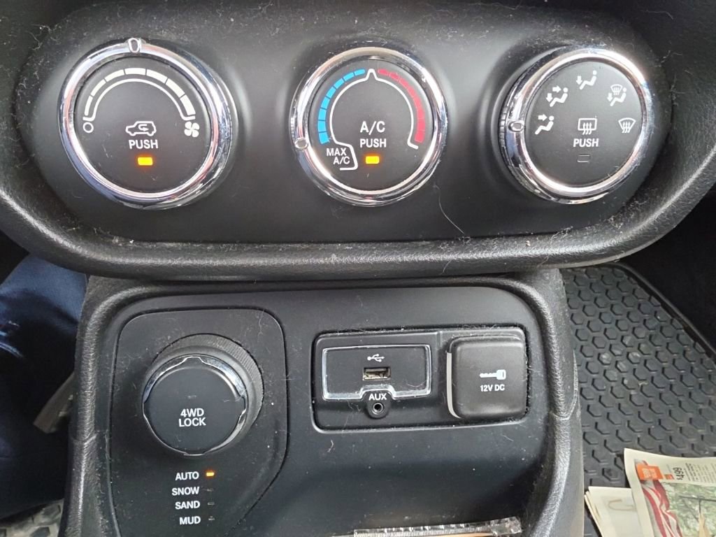 Used 2016 Jeep Renegade Latitude w/ Cold Weather Group AWD/4WD image 11