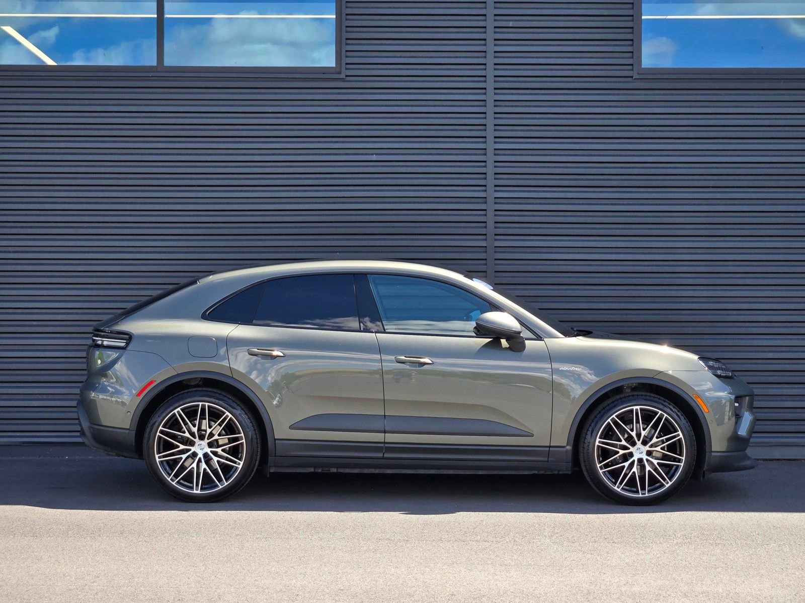 Certified 2025 Porsche Macan 4 Electric AWD/4WD image 8