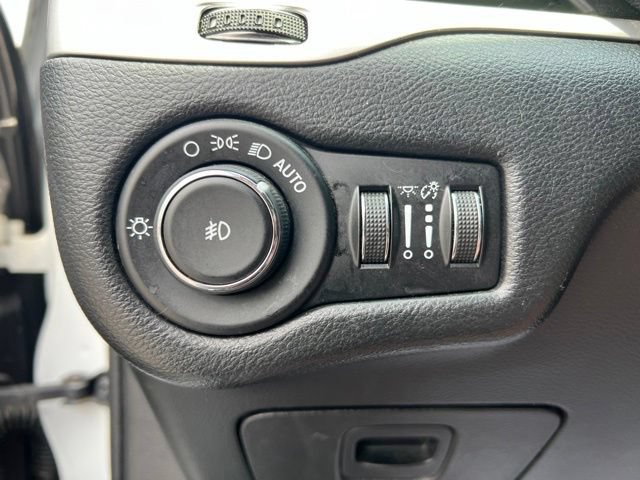 Used 2014 Jeep Cherokee Limited w/ Technology Group FWD image 10