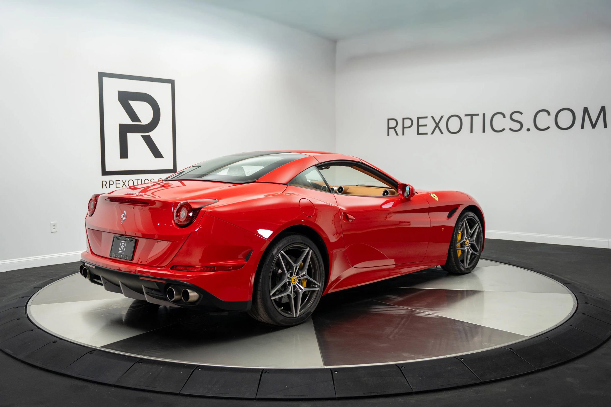 Used 2015 Ferrari California T image 4