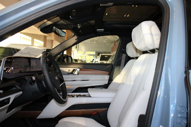 New 2027 Cadillac Vistiq Premium Luxury w/ LPO, Floor Liner Package AWD/4WD image 9