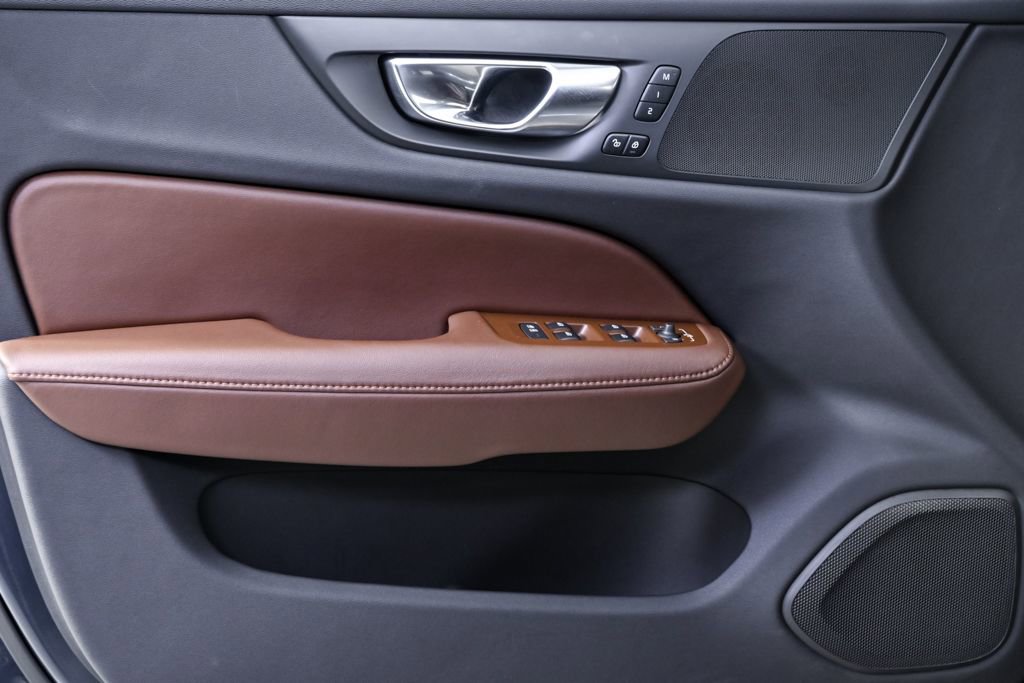 Used 2025 Volvo V60 B5 Cross Country Plus image 7