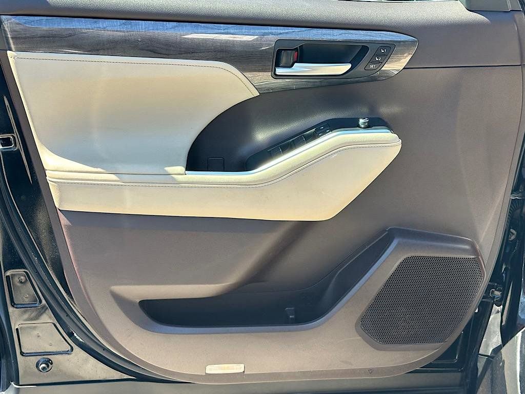 Used 2020 Toyota Highlander Limited AWD/4WD image 17