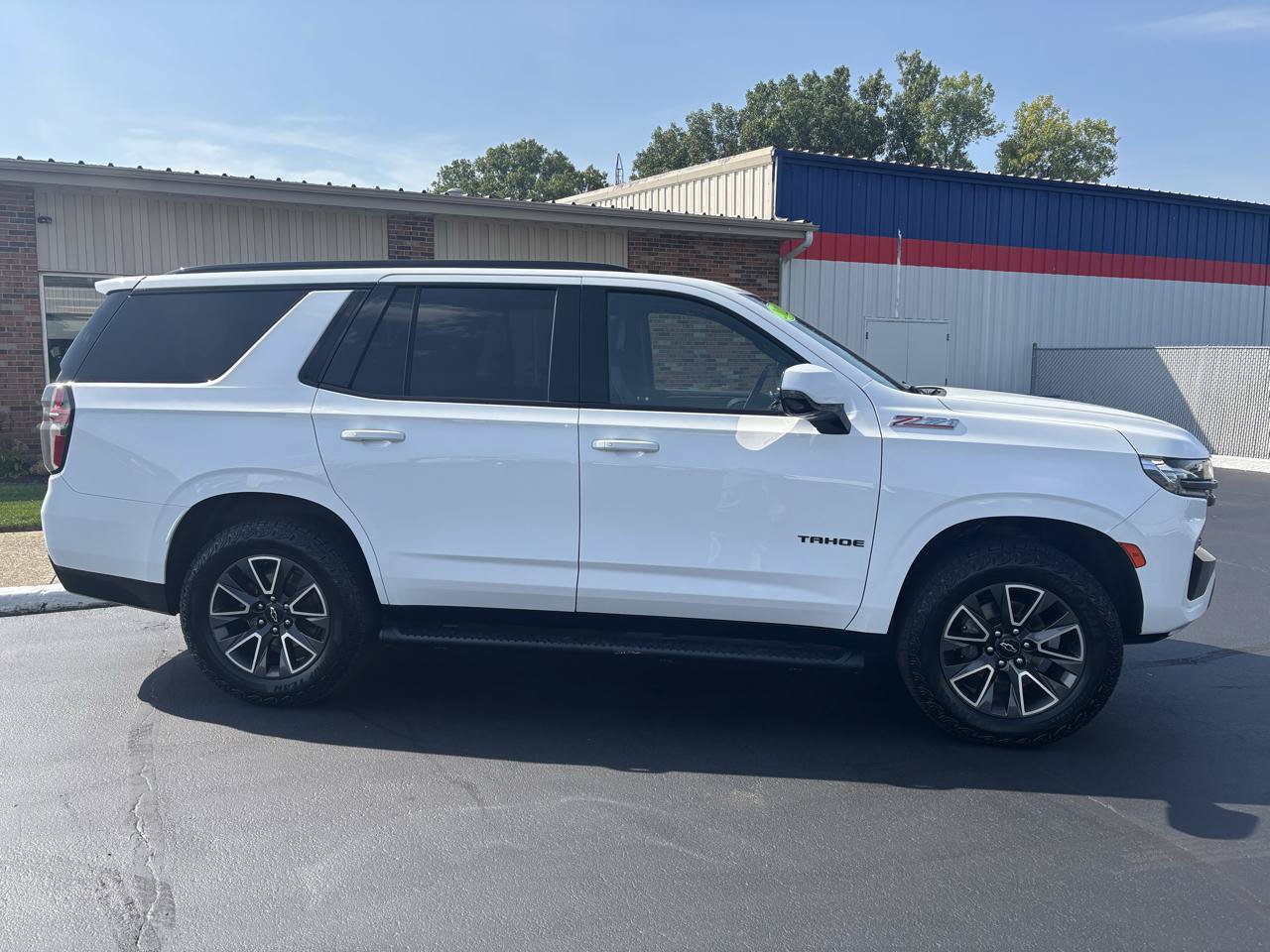 Used 2022 Chevrolet Tahoe Z71 w/ Luxury Package AWD/4WD image 2